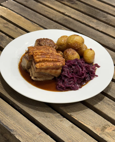 Juletallerken med ribbe, rødkål, medisterkake og poteter