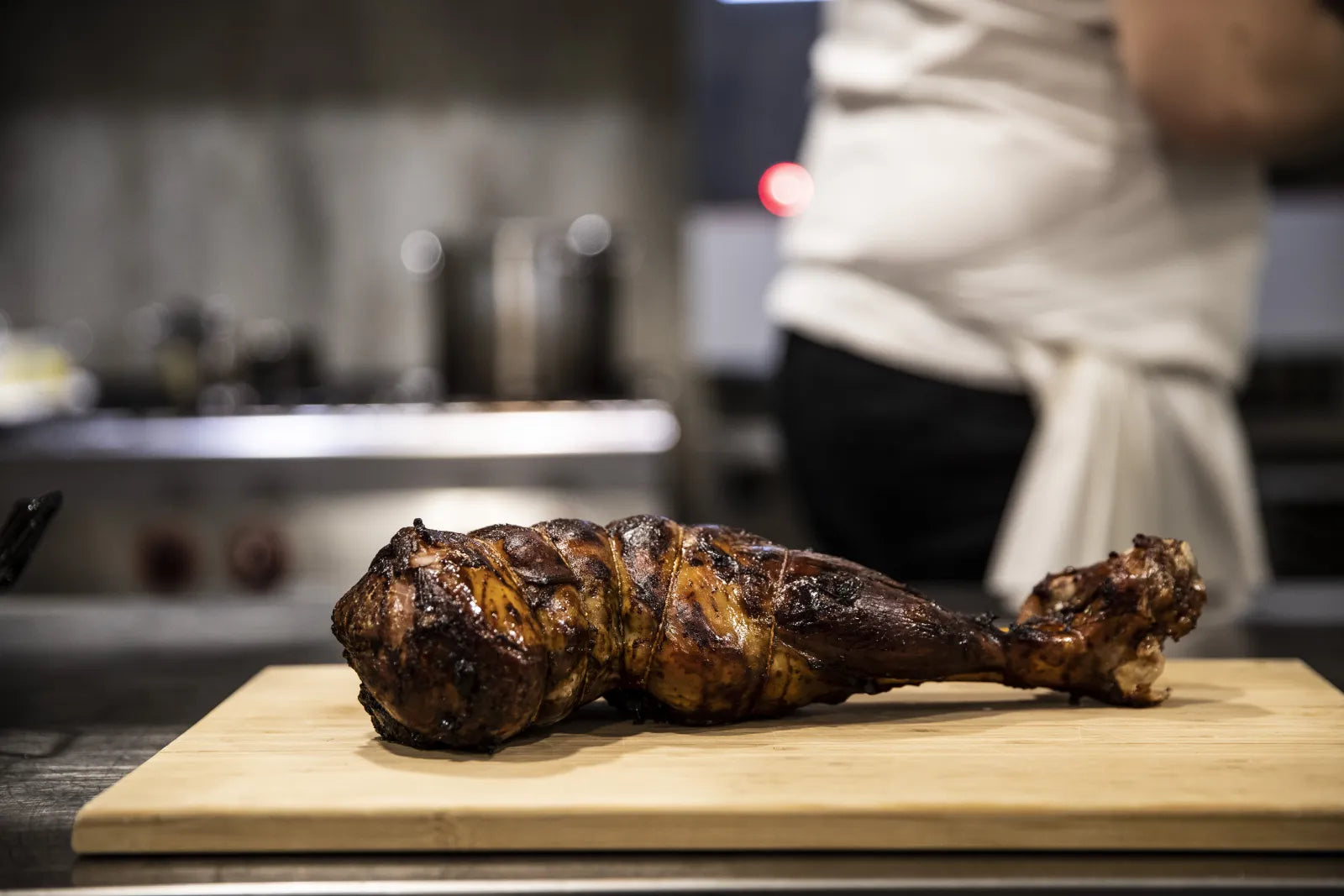 Kokken forbereder langtidsstekt lammestek