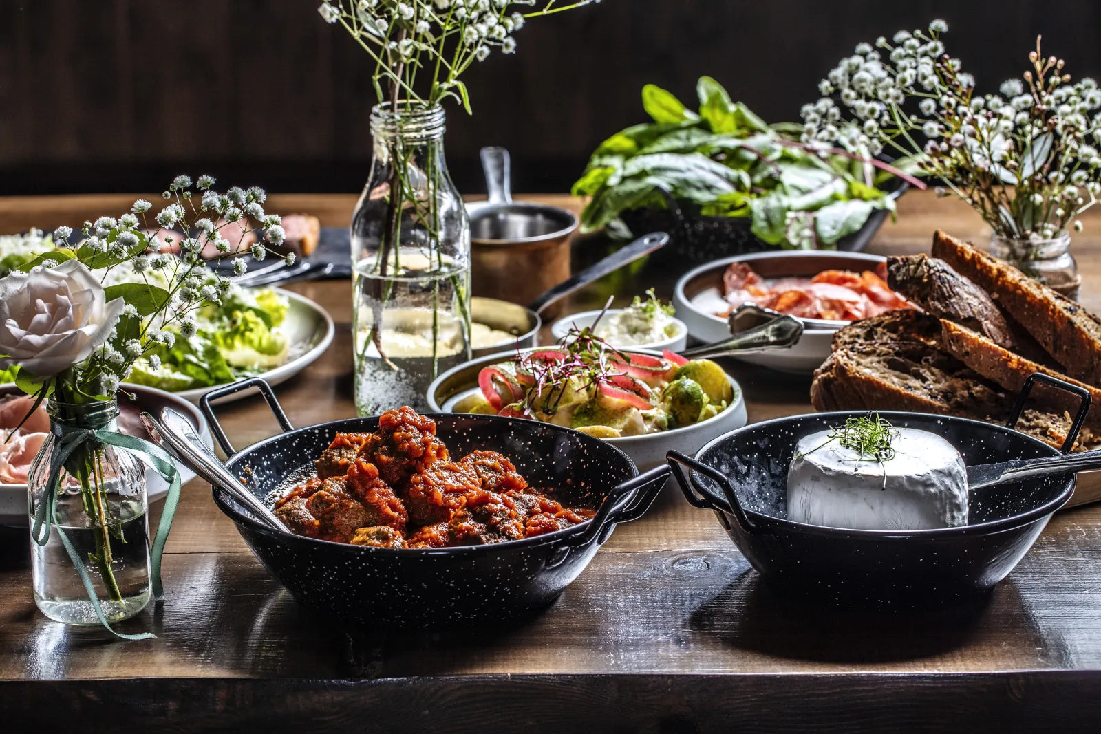 Smakslykke Catering - Vakre retter servert på rustikt trebord