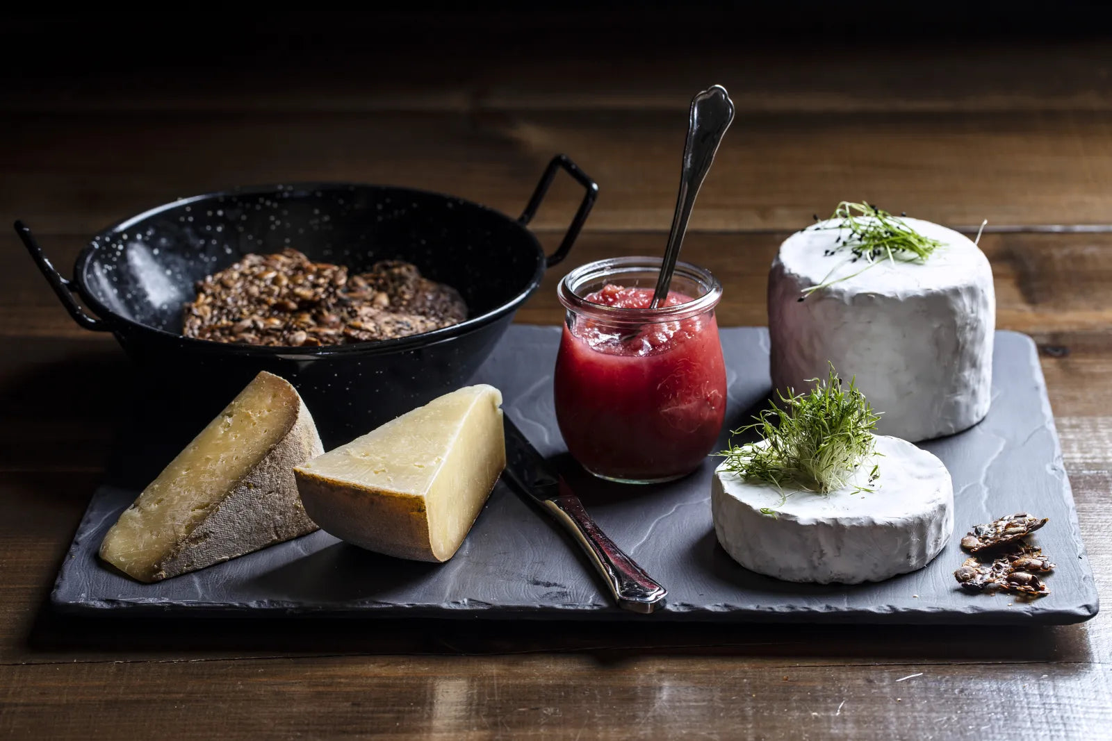 Utvalgte oster med syltetøy og knekkebrød
